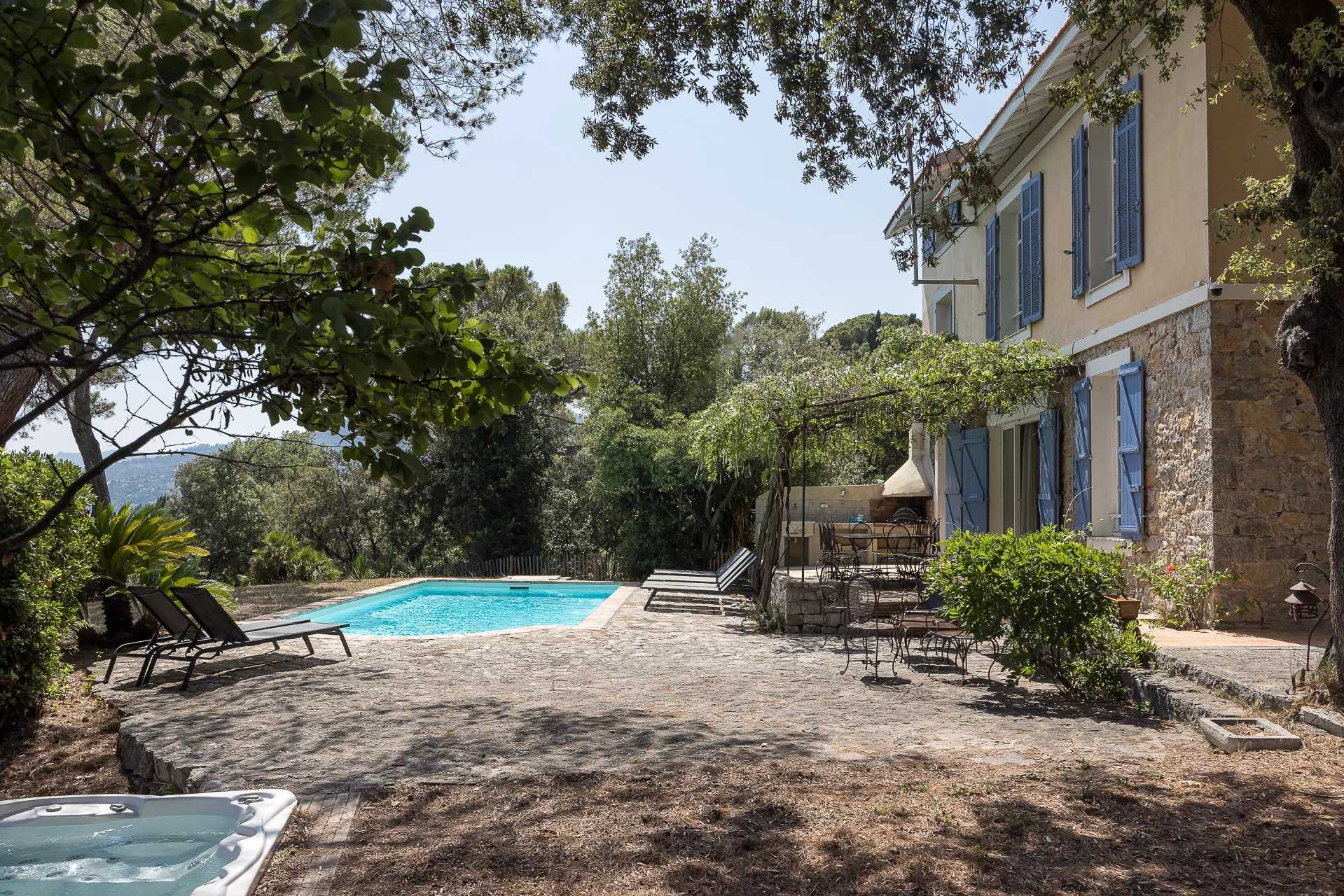 Rumah di La Roquette-sur-Siagne, Provence-Alpes-Cote d'Azur 12012468