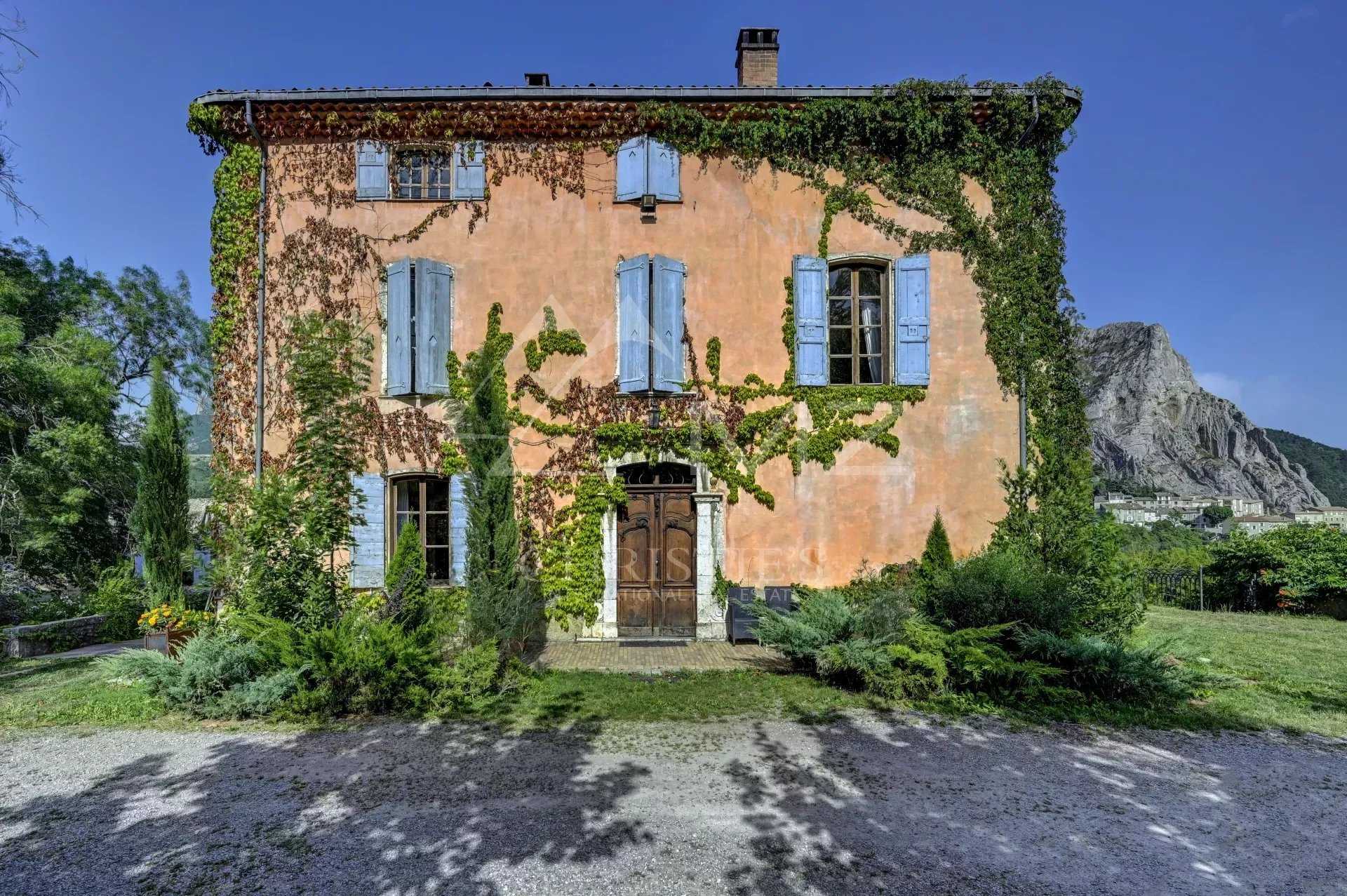 Hus i Sisteron, Provence-Alpes-Cote d'Azur 12013322