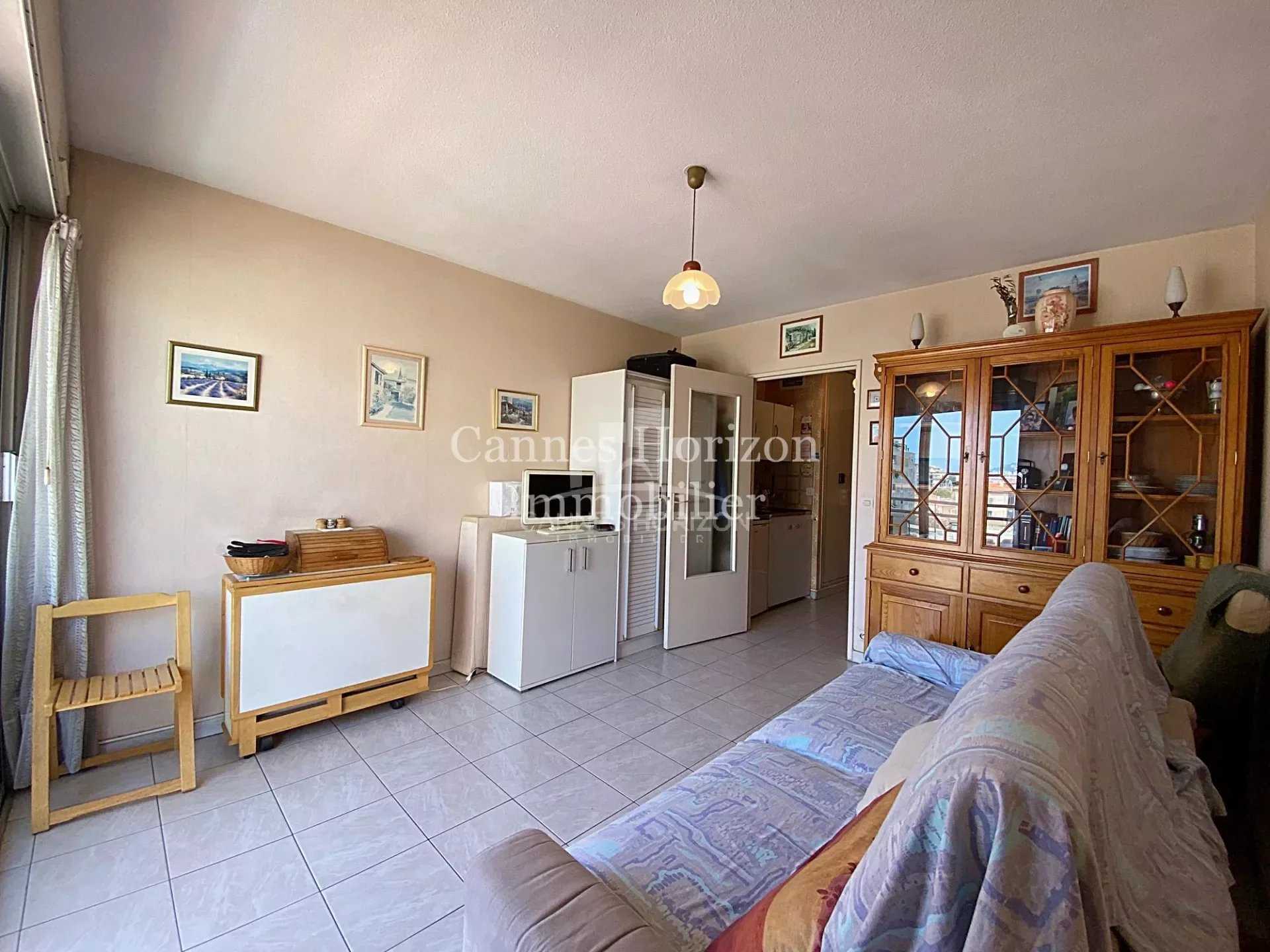 Condominium in La Bocca, Provence-Alpes-Cote d'Azur 12013368