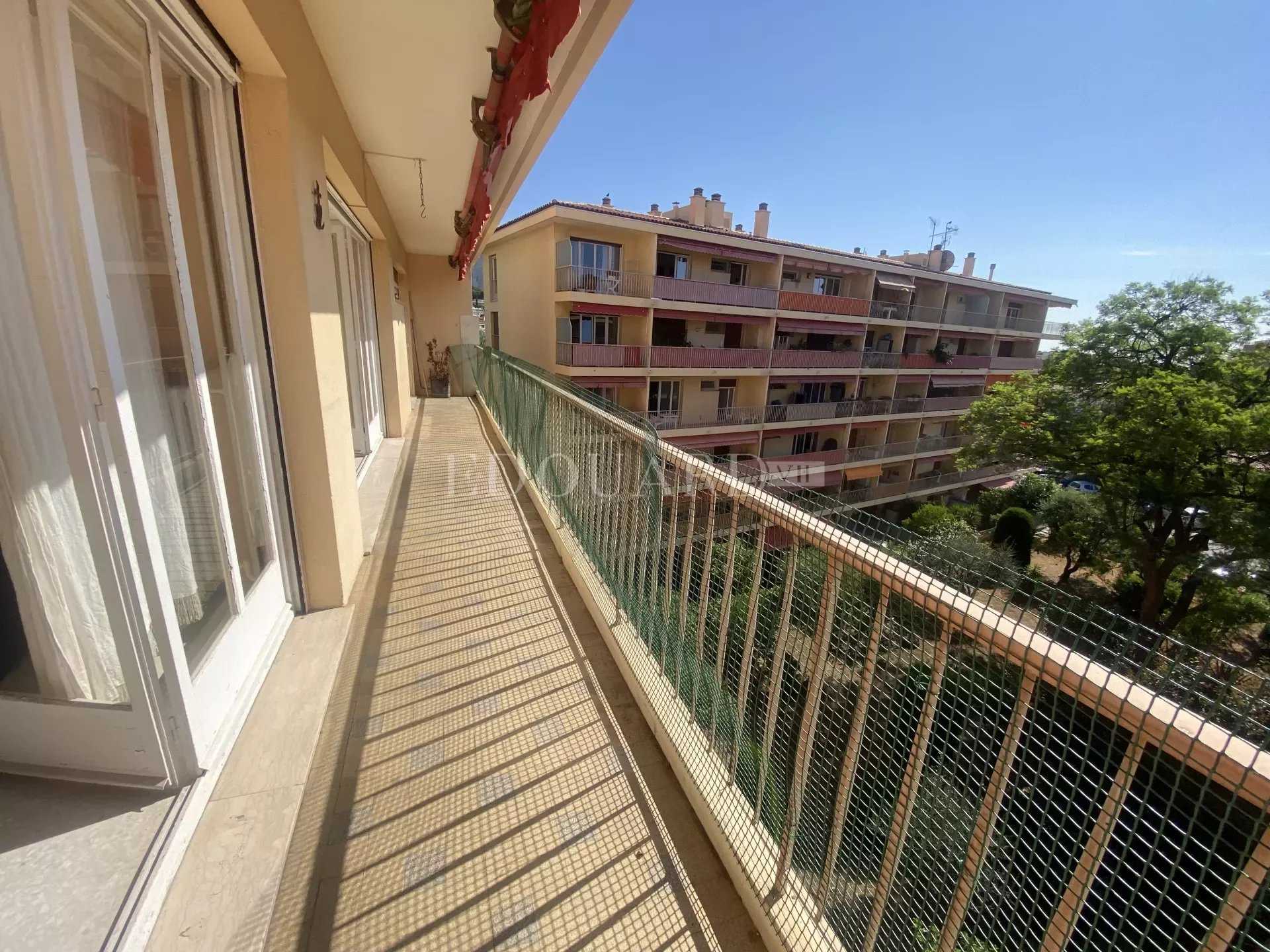 Condominium in Cap Martin, Provence-Alpes-Cote d'Azur 12013385