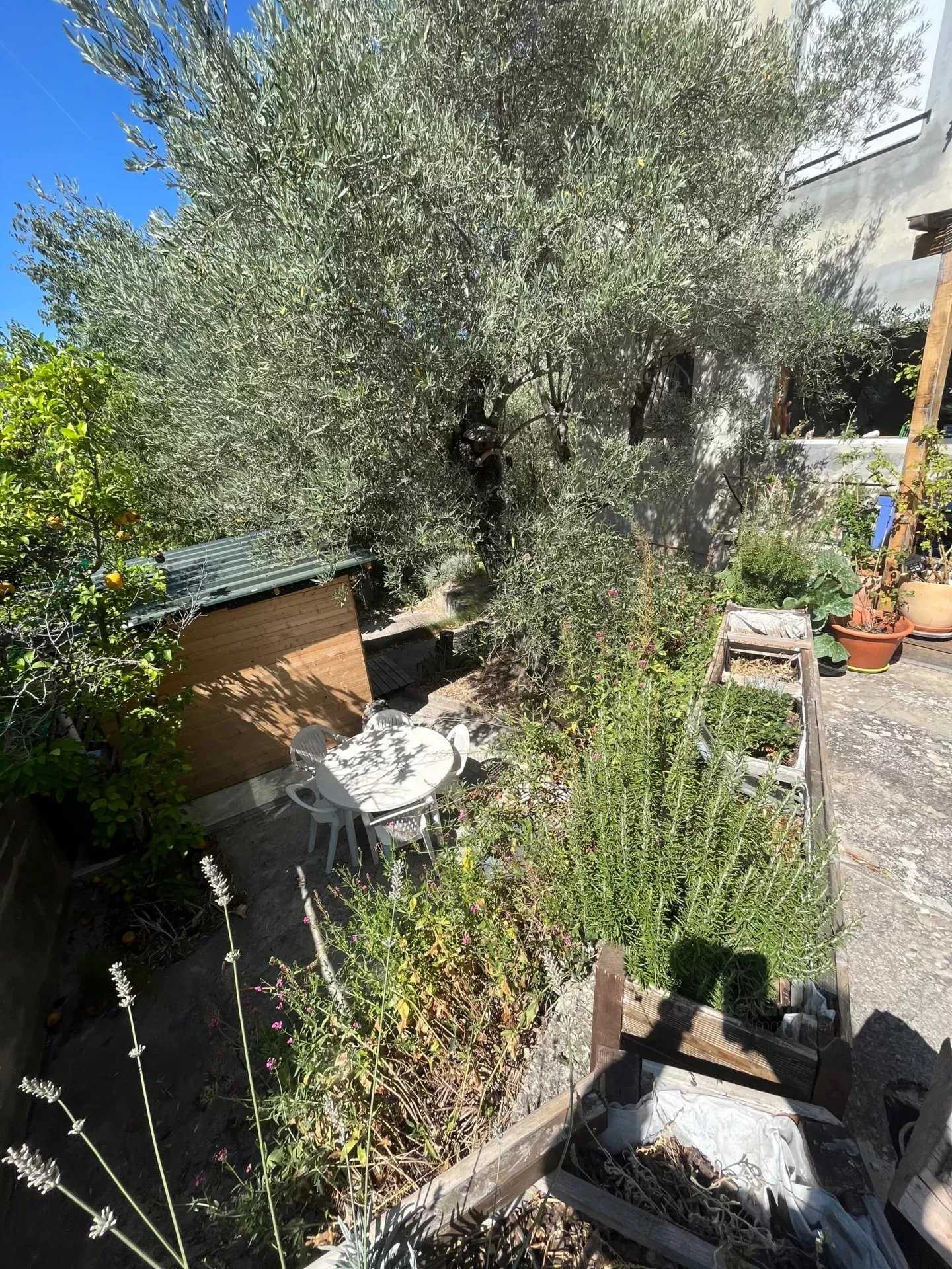 Condominium in Toulon, Provence-Alpes-Côte d'Azur 12015377