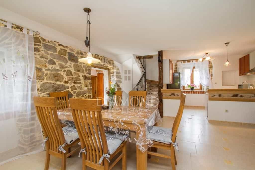 بيت في Tupljak, Istria County 12015991