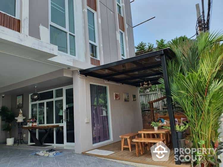 Condominium in Phra Khanong, Krung Thep Maha Nakhon 12017438