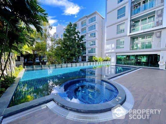 Condominium in Phra Khanong, Krung Thep Maha Nakhon 12018268