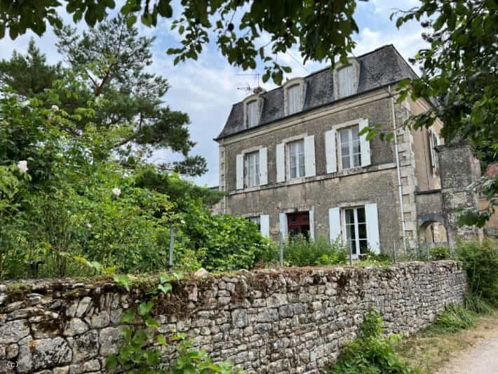Hus i Ruffec, Nouvelle-Aquitaine 12020195