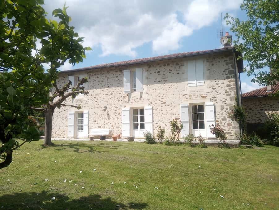 Talo sisään Chasseneuil-sur-Bonnieure, Nouvelle-Aquitaine 12020219