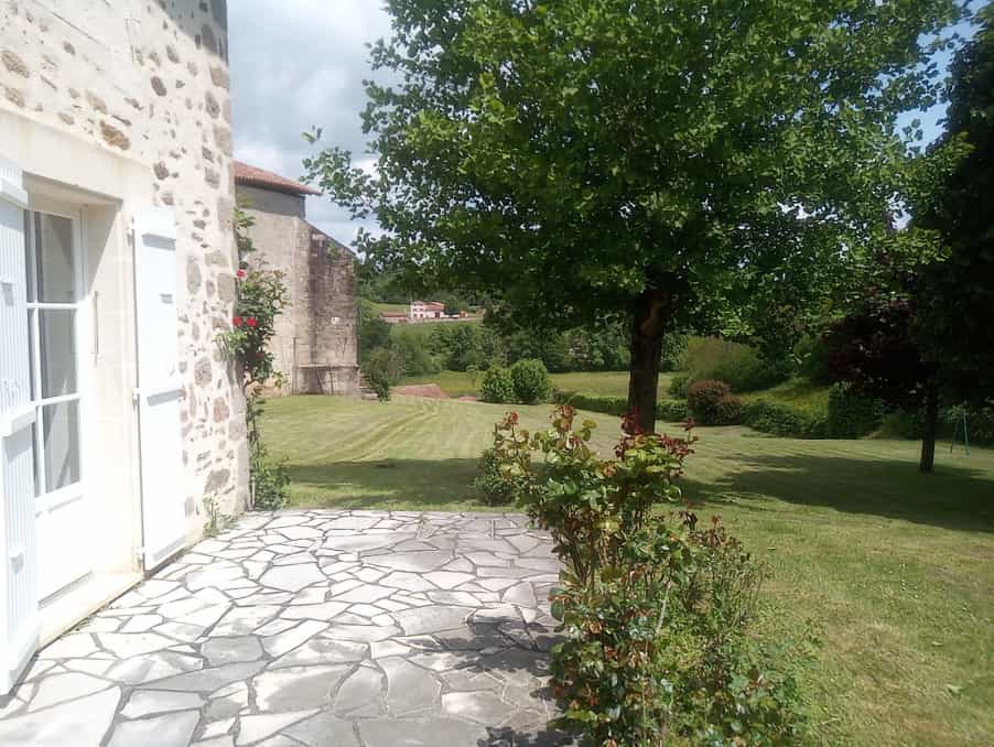 Hus i Chasseneuil-sur-Bonnieure, Nouvelle-Aquitaine 12020219