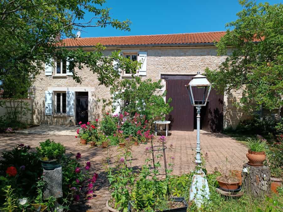 Huis in Verteuil-sur-Charente, Nouvelle-Aquitanië 12020220
