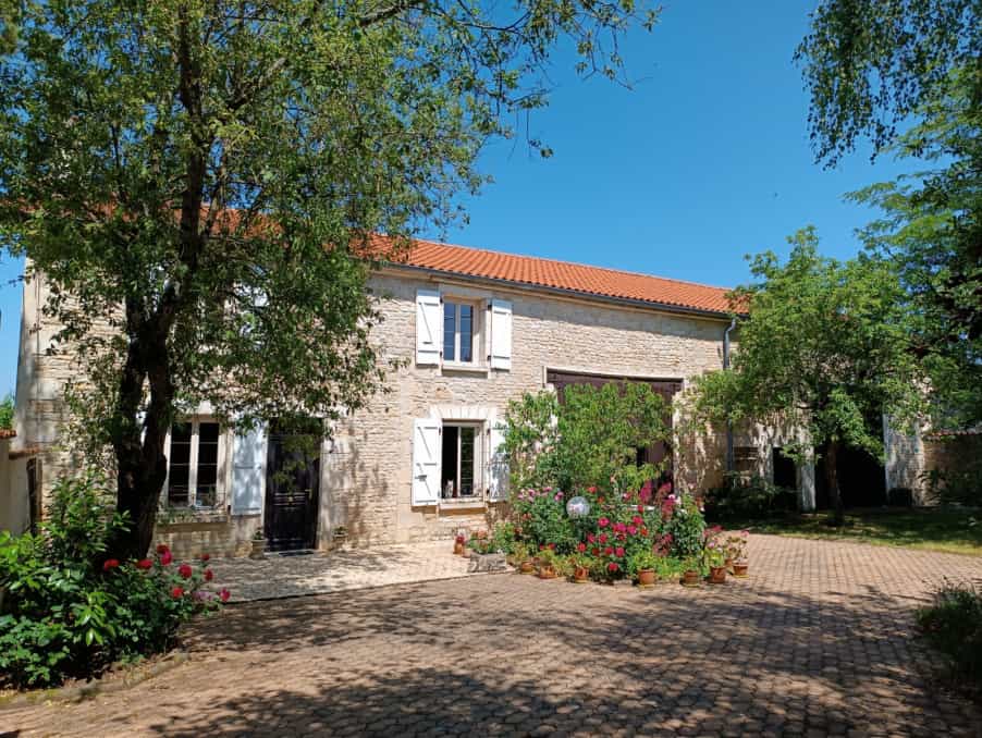 Haus im Verteuil-sur-Charente, Neu-Aquitanien 12020220