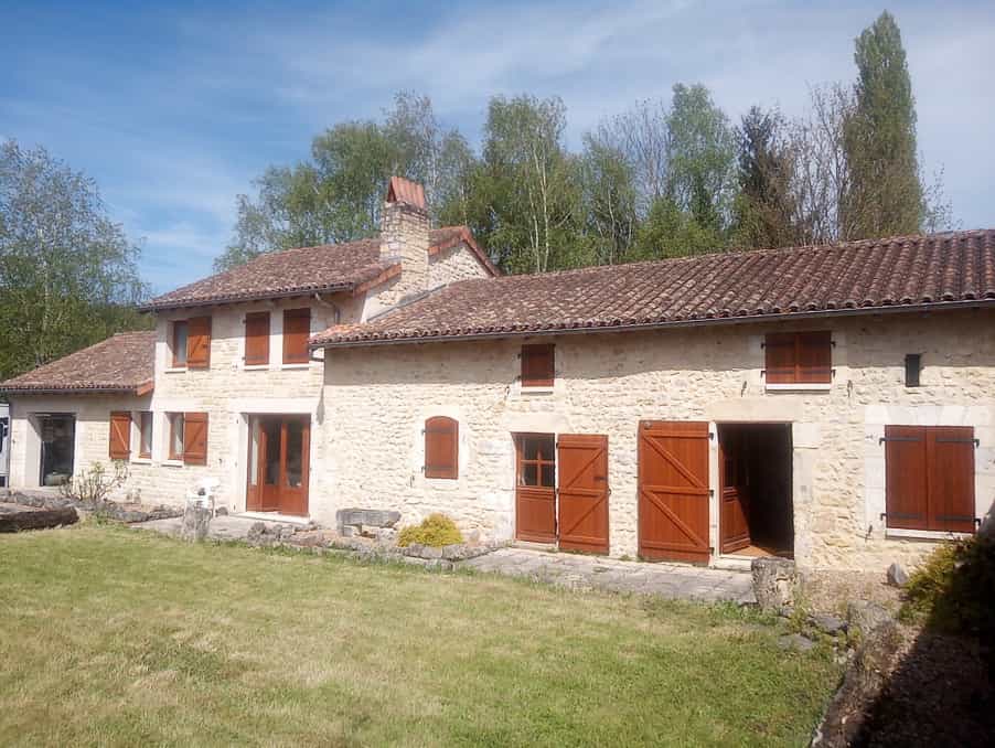 House in La Rochefoucauld, Nouvelle-Aquitaine 12020222