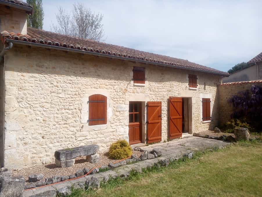 मकान में La Rochefoucauld-en-Angoumois, Nouvelle-Aquitaine 12020222
