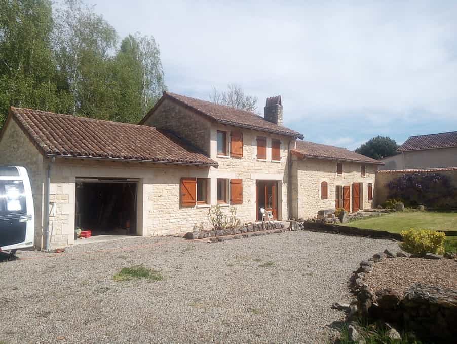 मकान में La Rochefoucauld-en-Angoumois, Nouvelle-Aquitaine 12020222