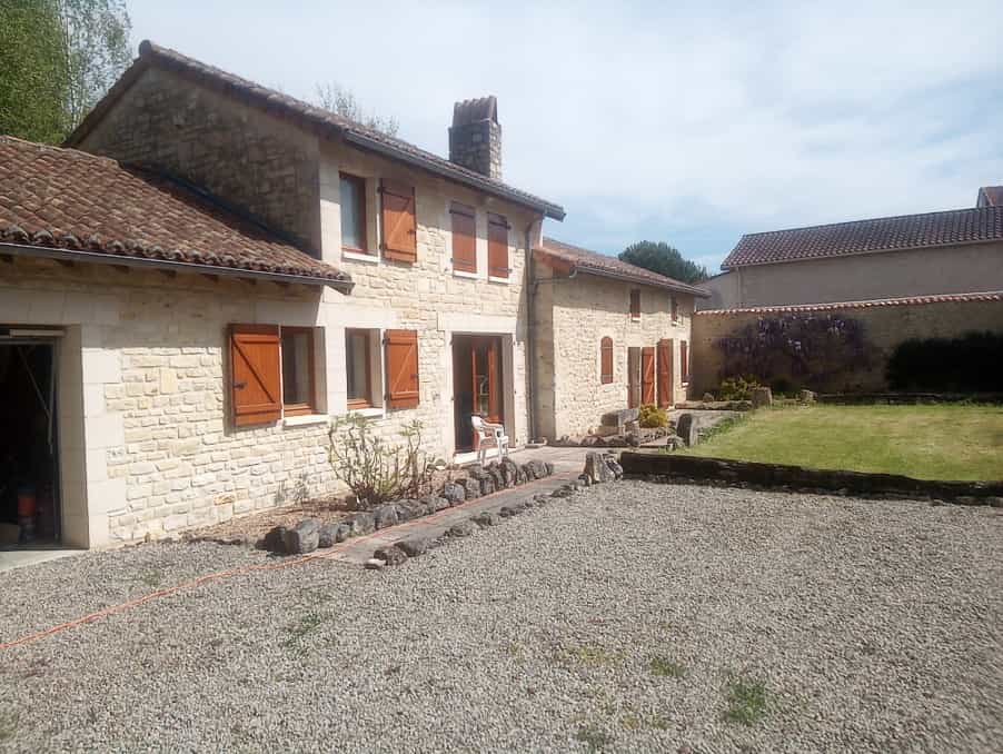 Hus i La Rochefoucauld, Nouvelle-Aquitaine 12020222