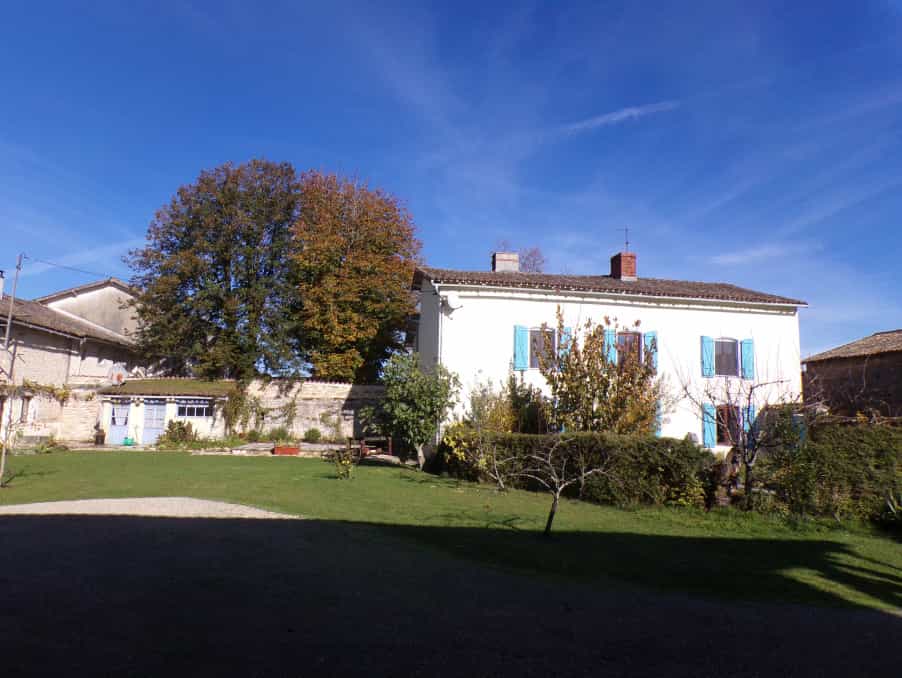 rumah dalam Ruffec, Nouvelle-Aquitaine 12020224