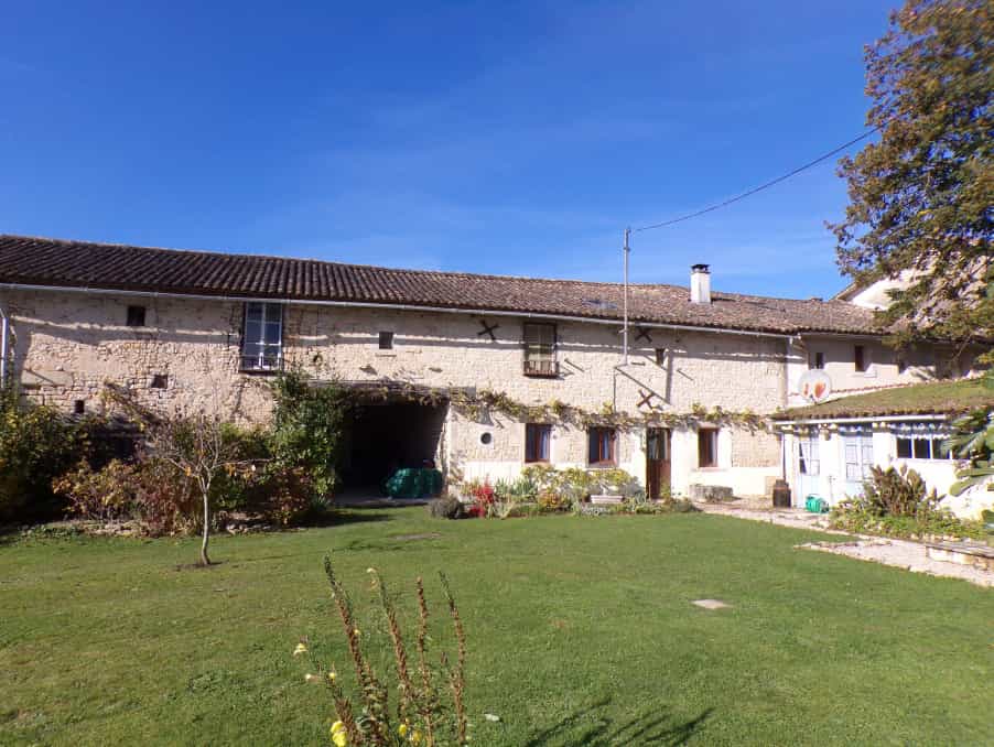Rumah di Ruffec, Nouvelle-Aquitaine 12020224