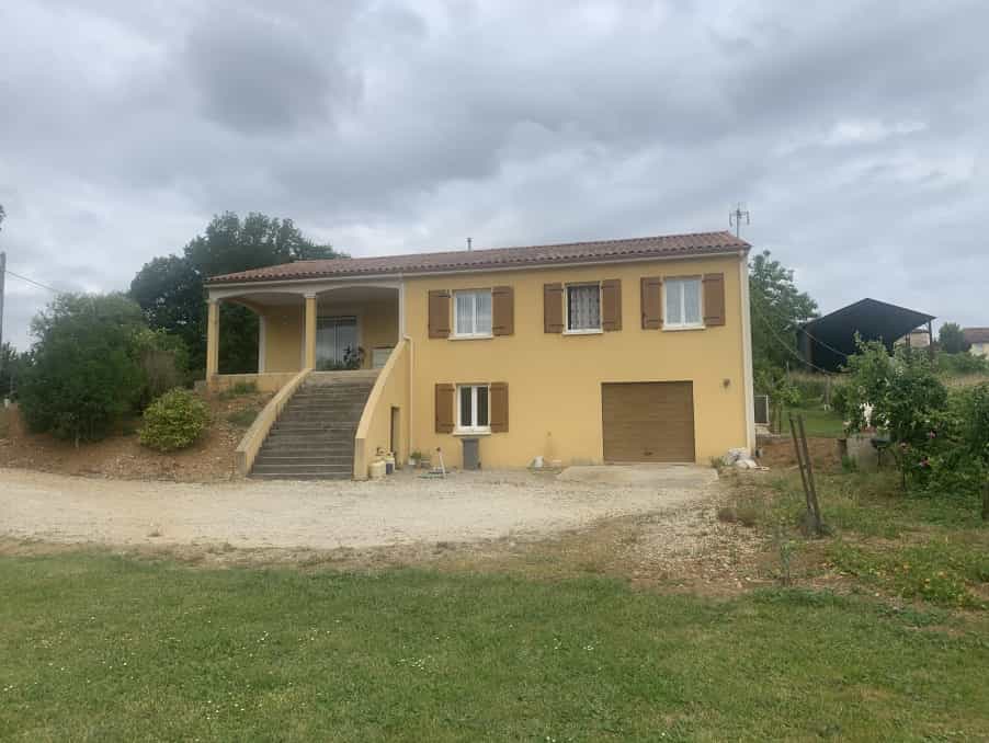 House in Chasseneuil-sur-Bonnieure, Nouvelle-Aquitaine 12020226