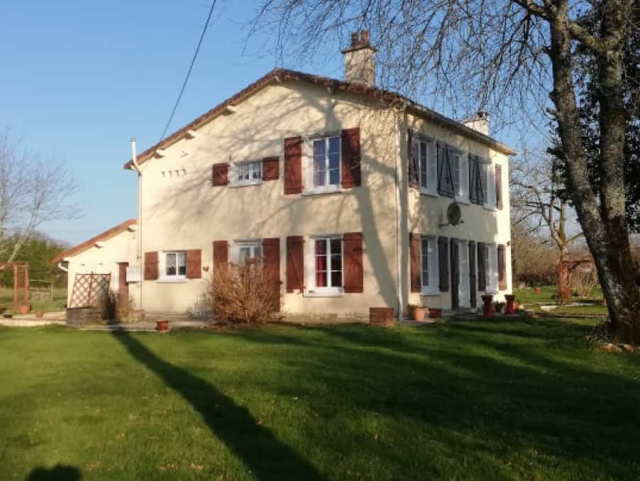집 에 Ambernac, Nouvelle-Aquitaine 12020229