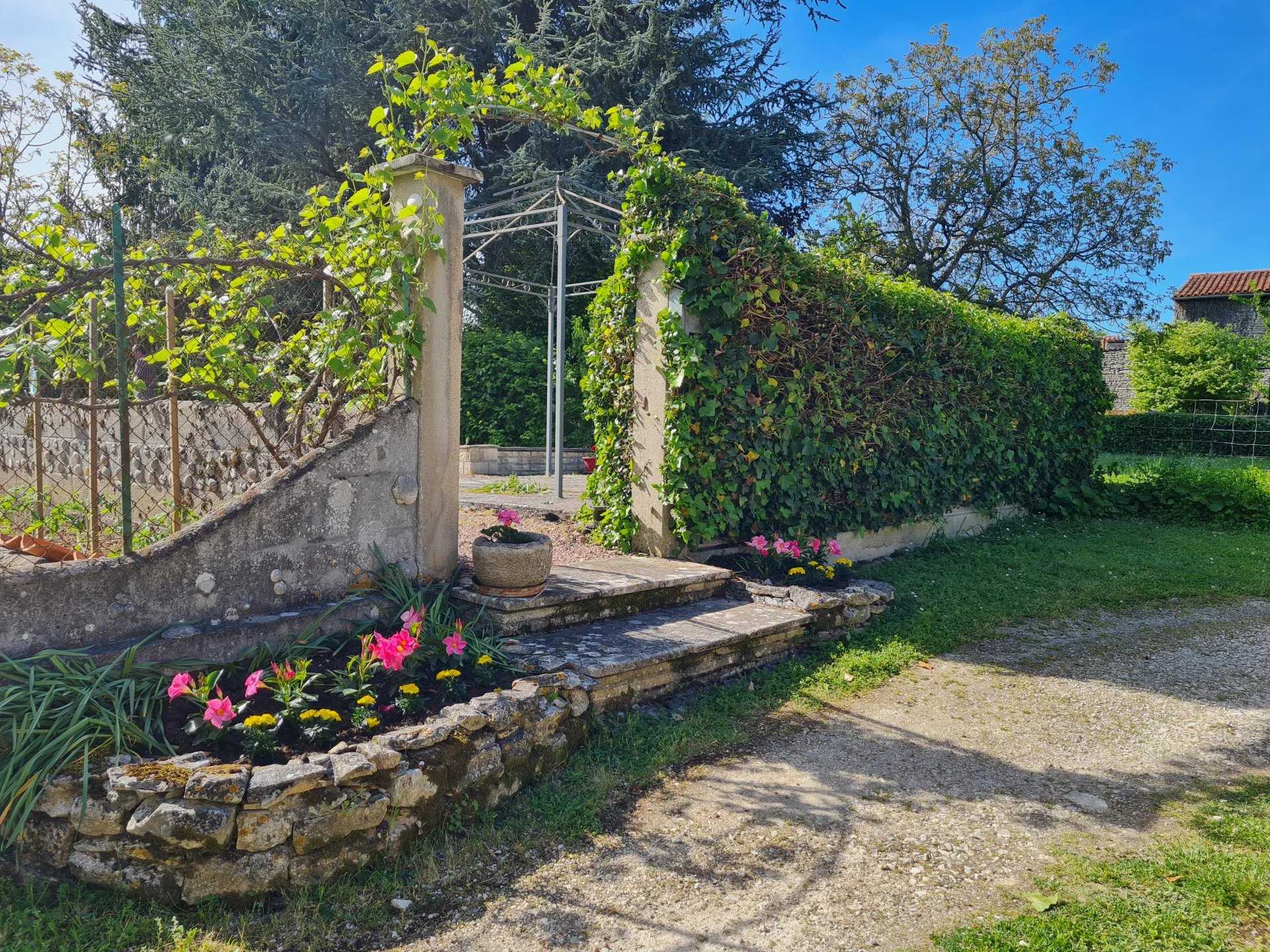 Casa nel Verteuil-sur-Charente, Nuova Aquitania 12020234