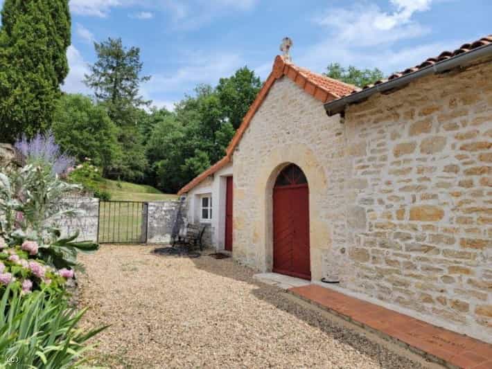 Dom w Nanteuil-en-Vallée, Nouvelle-Aquitaine 12020245