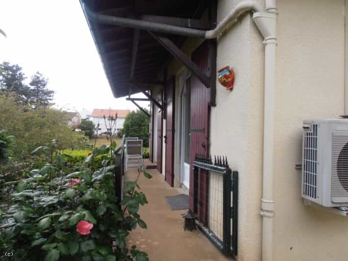 بيت في Civray, Nouvelle-Aquitaine 12020249