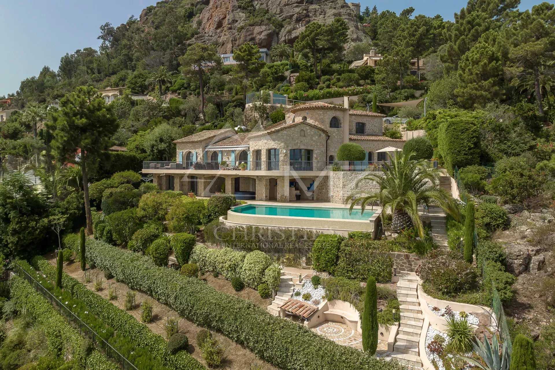 House in Theoule-sur-Mer, Provence-Alpes-Cote d'Azur 12021943