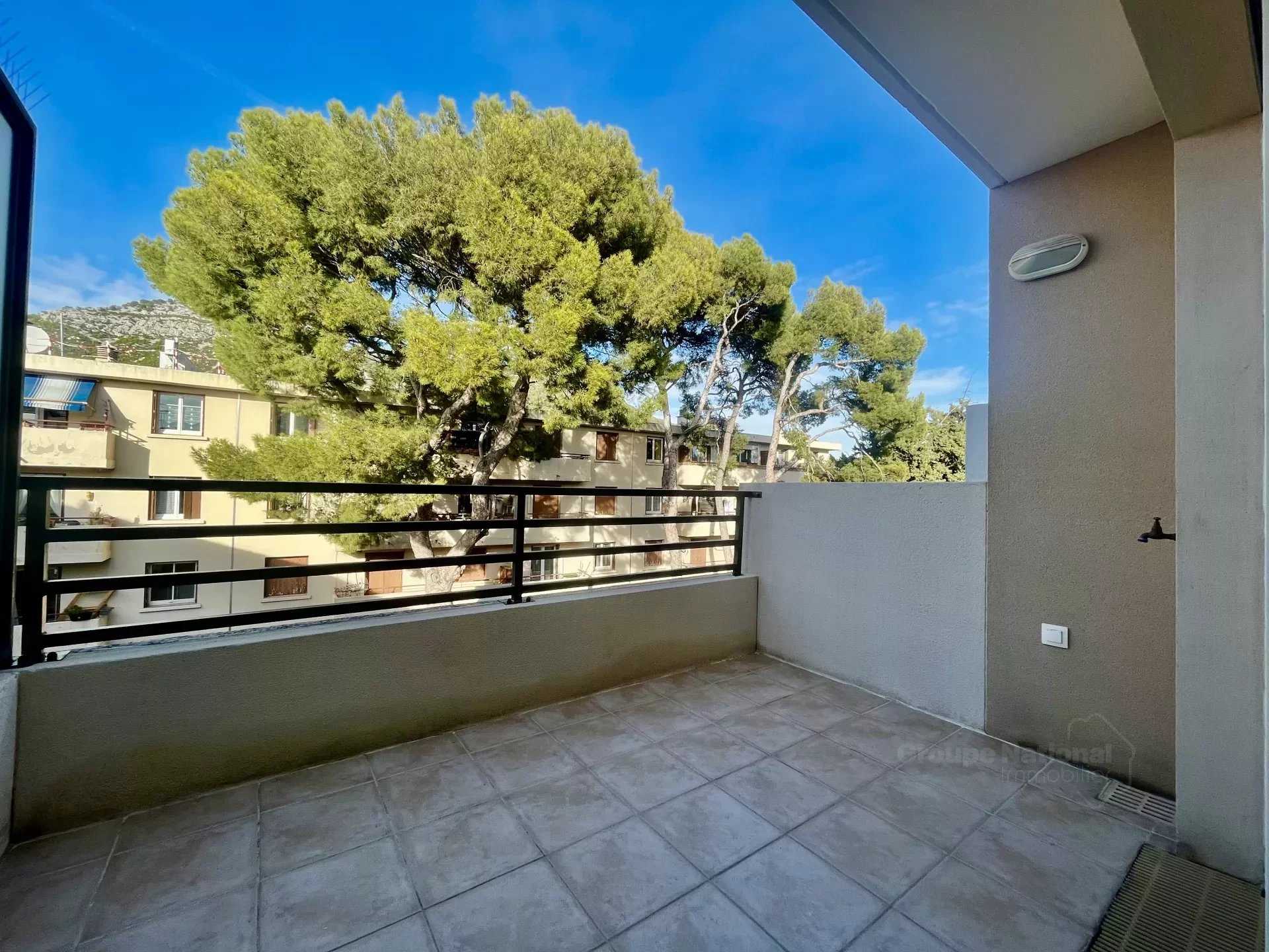 Condominium in Toulon, Provence-Alpes-Côte d'Azur 12022000