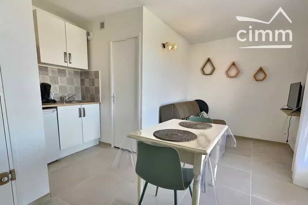 Condominium in Valras-Plage, Hérault 12022005