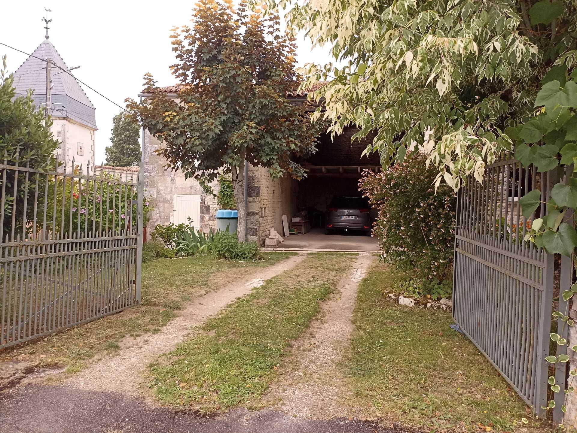 жилой дом в Aigre, Nouvelle-Aquitaine 12022951