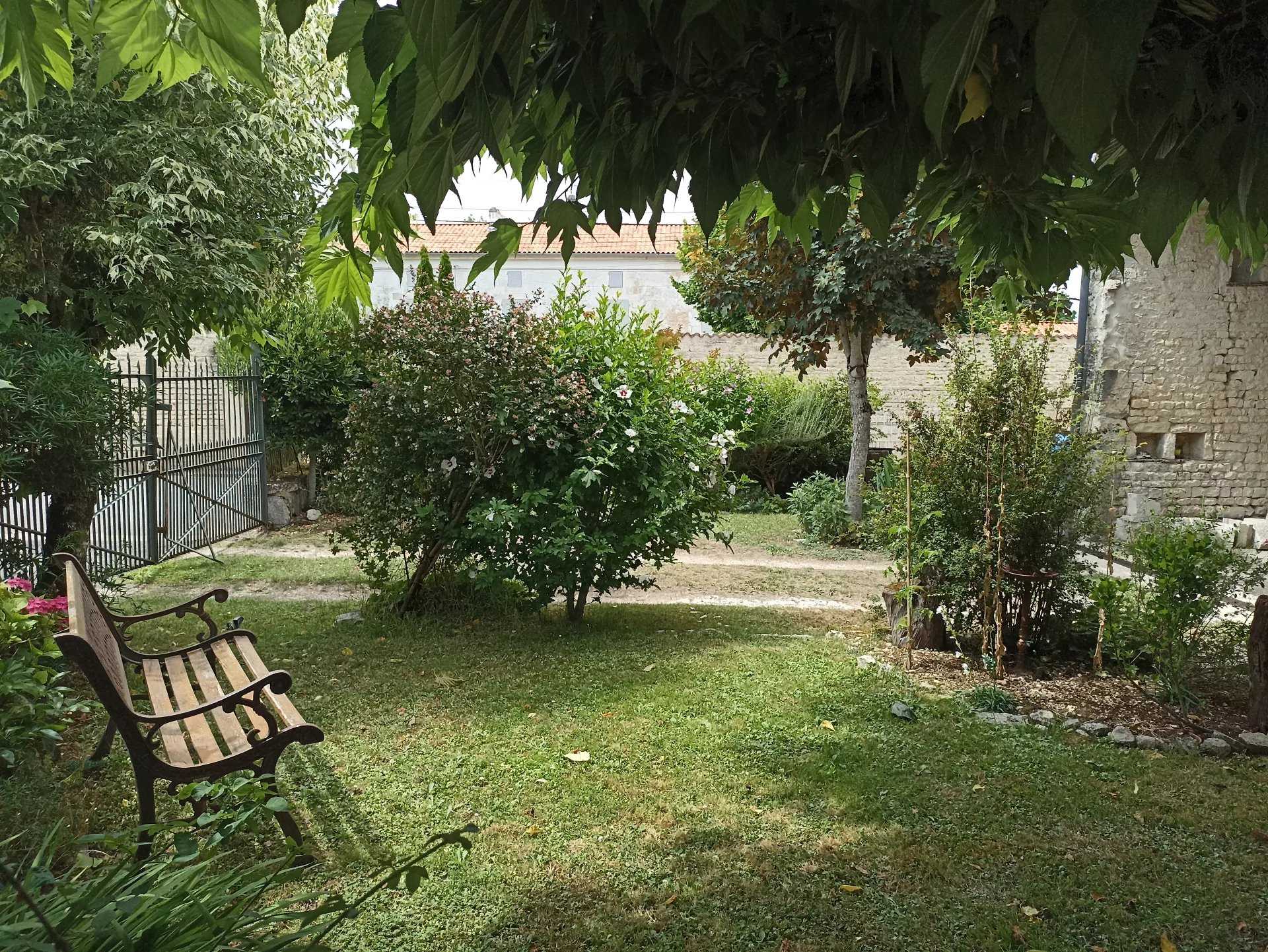 жилой дом в Aigre, Nouvelle-Aquitaine 12022951