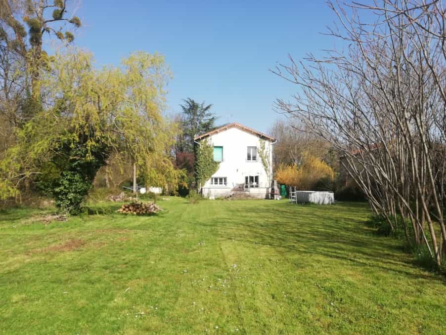 Haus im Saint-Angeau, Neu-Aquitanien 12023060