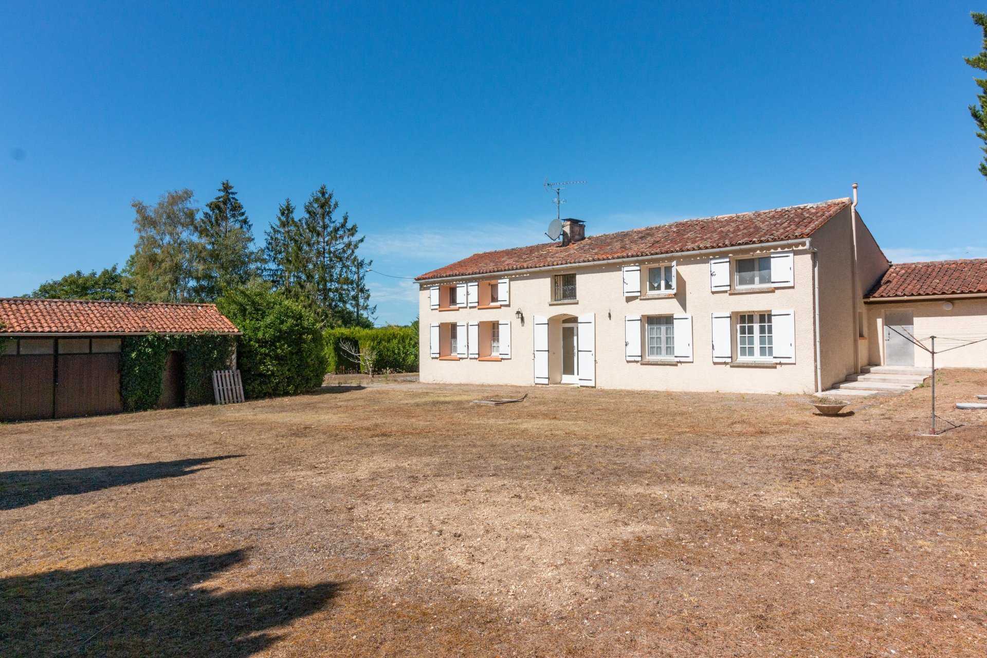 жилой дом в Salles-d'Angles, Nouvelle-Aquitaine 12023065