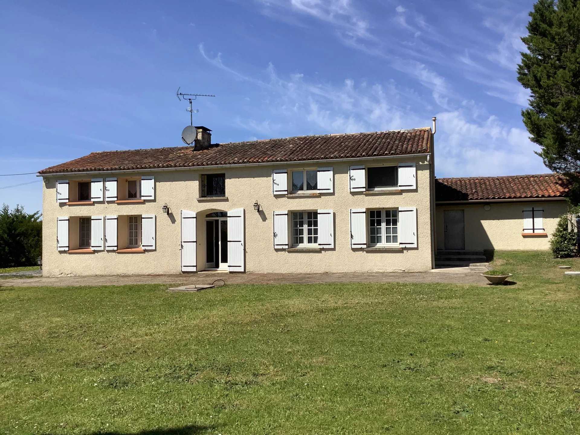 Hus i Salles-d'Angles, Nouvelle-Aquitaine 12023065