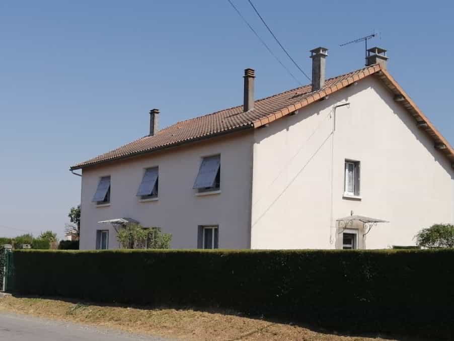 Talo sisään Chasseneuil-sur-Bonnieure, Nouvelle-Aquitaine 12023074