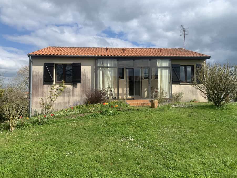 House in Chasseneuil-sur-Bonnieure, Nouvelle-Aquitaine 12023087