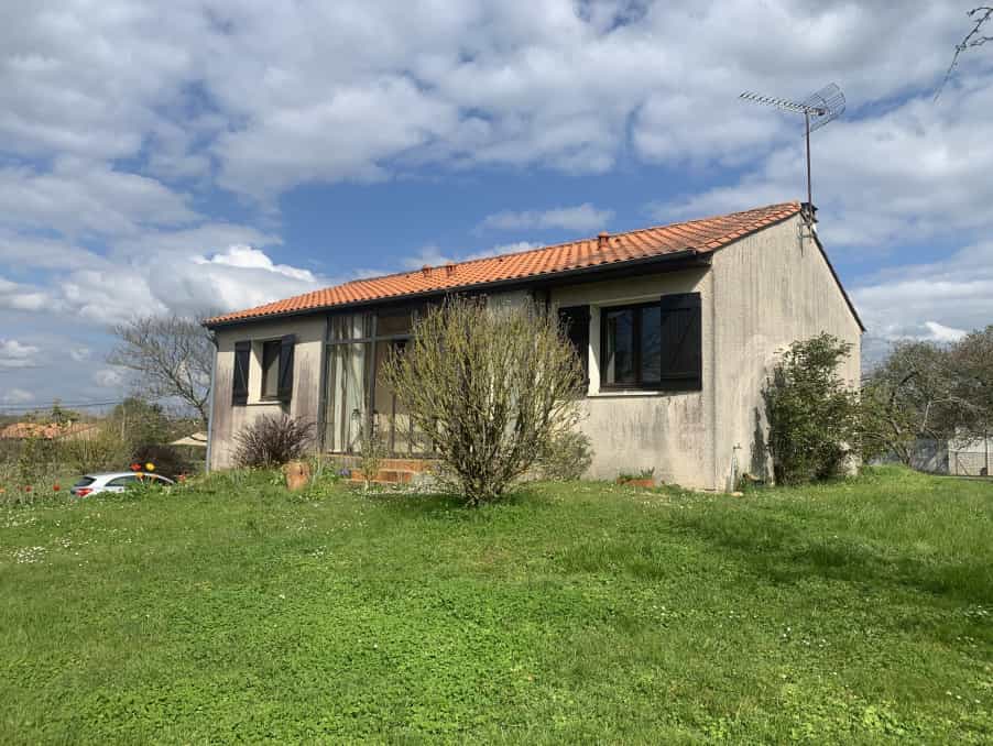 Talo sisään Chasseneuil-sur-Bonnieure, Nouvelle-Aquitaine 12023087