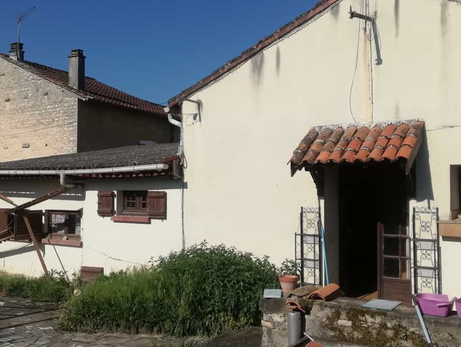 मकान में La Rochefoucauld-en-Angoumois, Nouvelle-Aquitaine 12023110