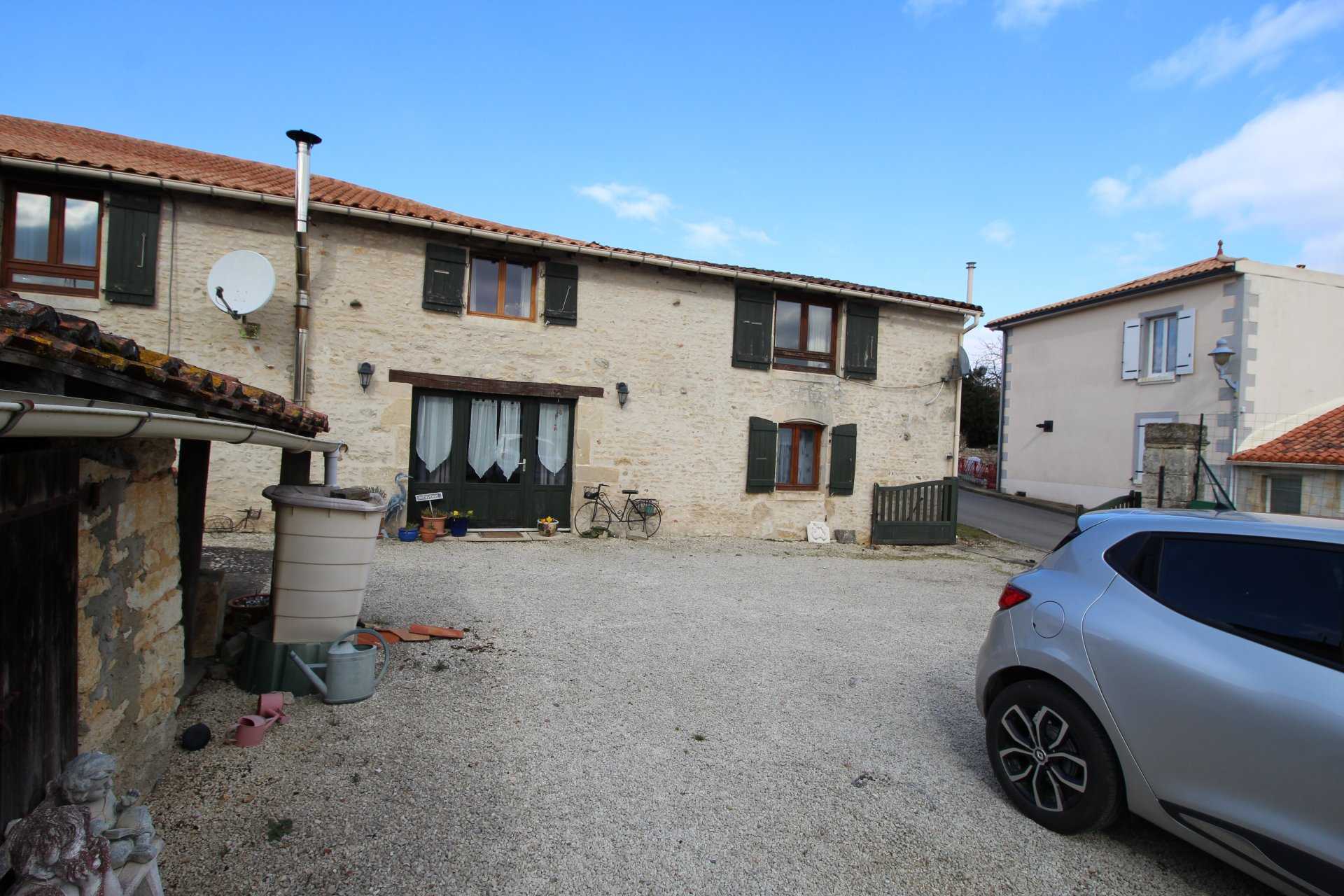 House in Beaulieu-sur-Sonnette, Nouvelle-Aquitaine 12023340