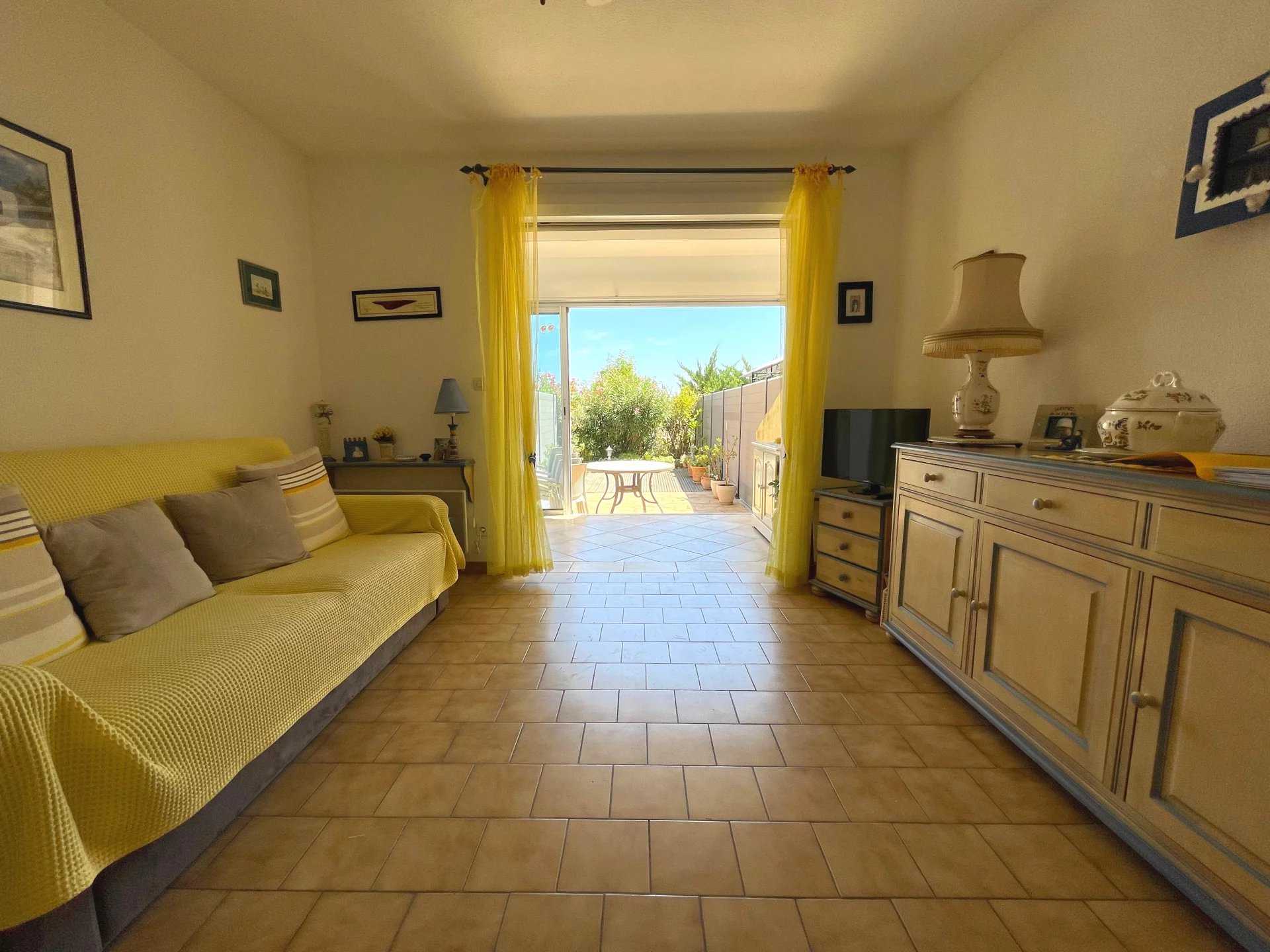 Condominium in La Ciotat, Provence-Alpes-Cote d'Azur 12024516