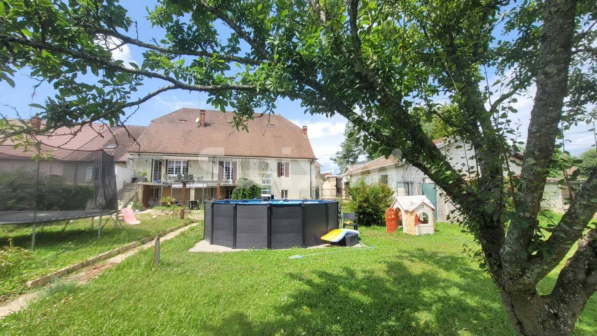 بيت في Cousance-du-Jura, Bourgogne-Franche-Comte 12024541