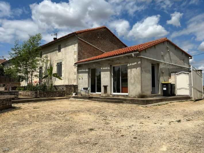 Talo sisään Civray, Nouvelle-Aquitaine 12025276