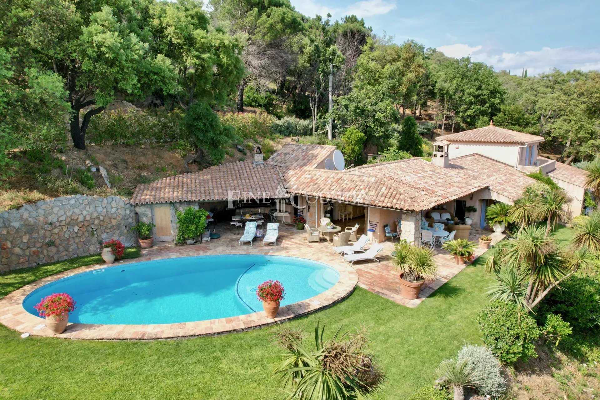 rumah dalam La Garde-Freinet, Provence-Alpes-Cote d'Azur 12026598