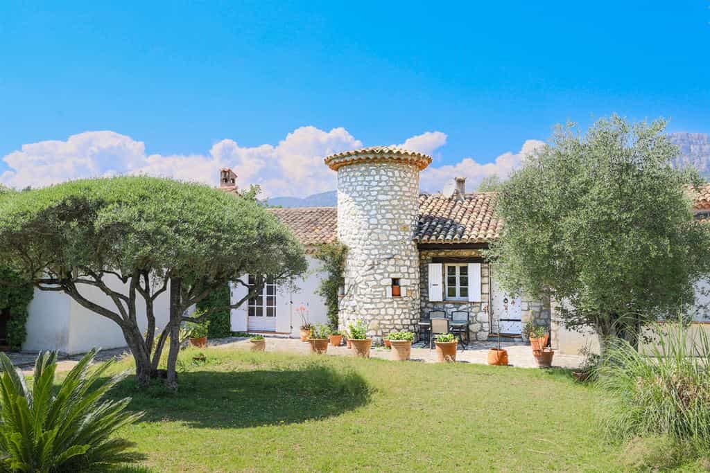 жилой дом в La Gaude, Provence-Alpes-Cote d'Azur 12027988