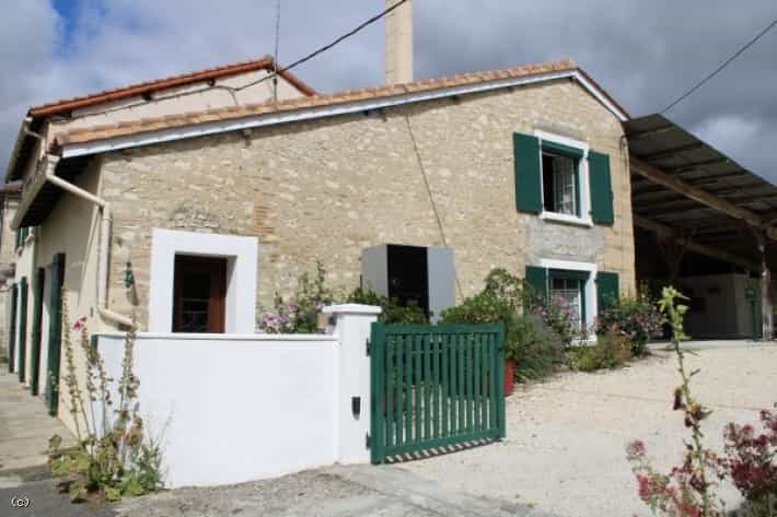 House in Verteuil-sur-Charente, Nouvelle-Aquitaine 12028919