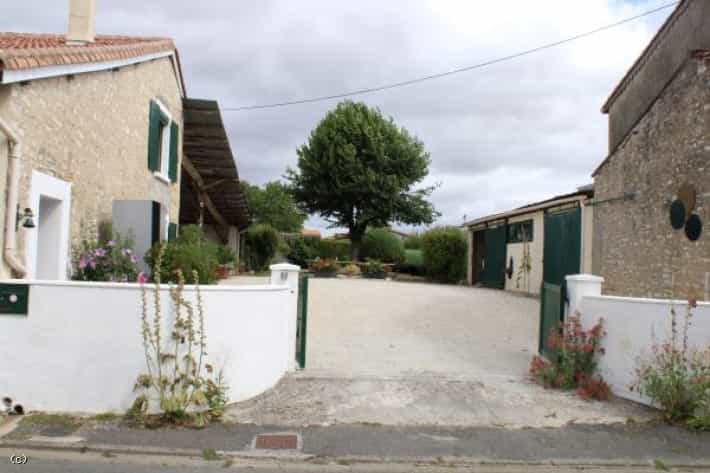 Hus i Verteuil-sur-Charente, Nouvelle-Aquitaine 12028919