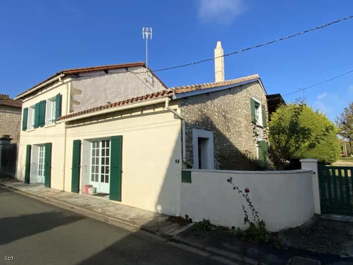Rumah di Verteuil-sur-Charente, Nouvelle-Aquitaine 12028919