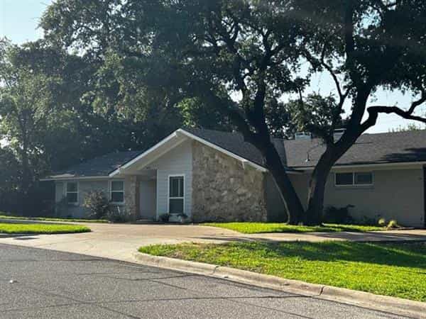 House in Farmers Branch, Texas 12030310