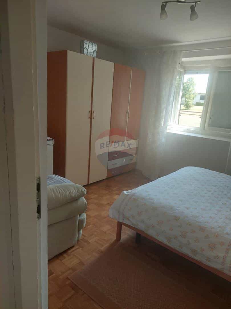 σπίτι σε Otočac, Ličko-senjska županija 12031076