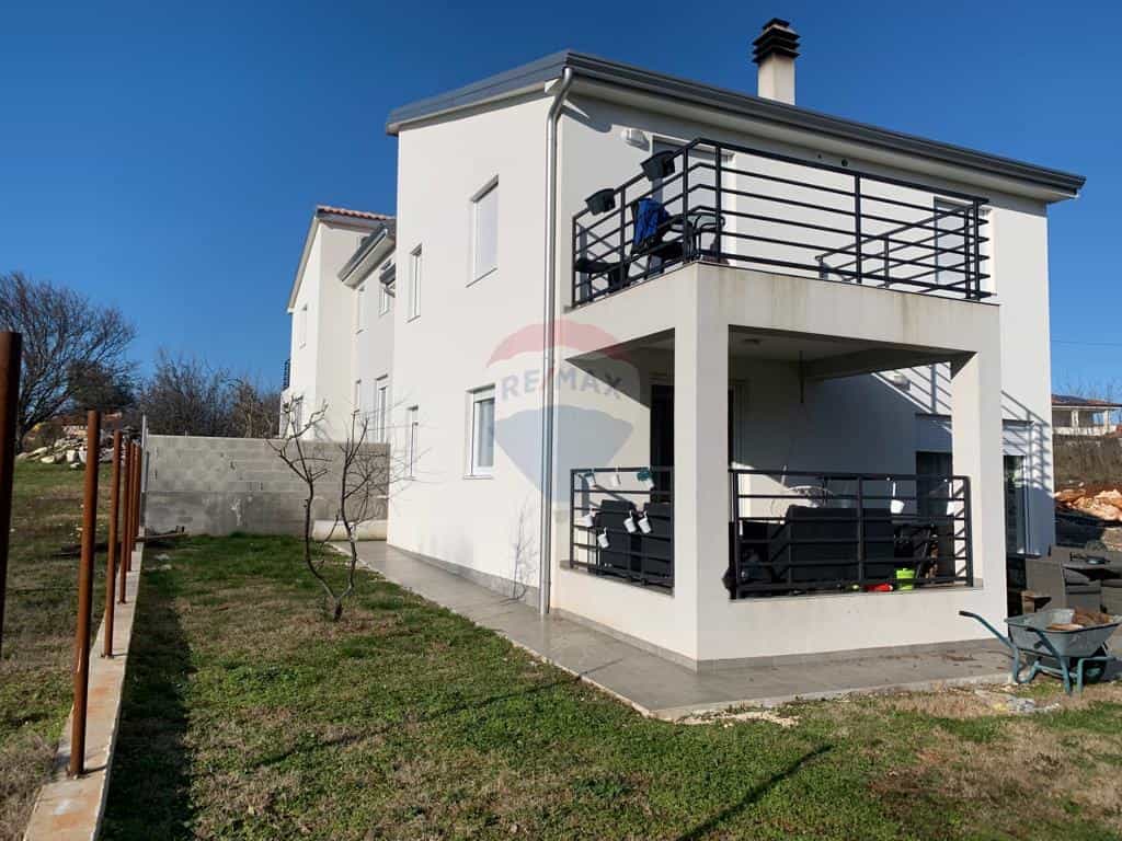 casa en Sveti Lovrec Pazenaticki, Istarska Županija 12032493