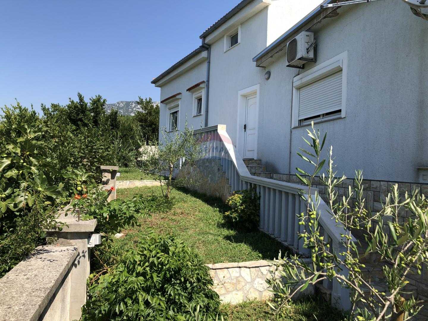 房子 在 Grižane, Primorsko-goranska županija 12032557