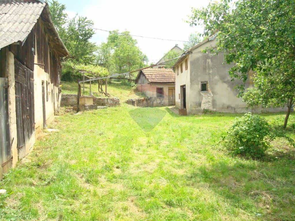 بيت في Kompolje, Ličko-senjska županija 12032608